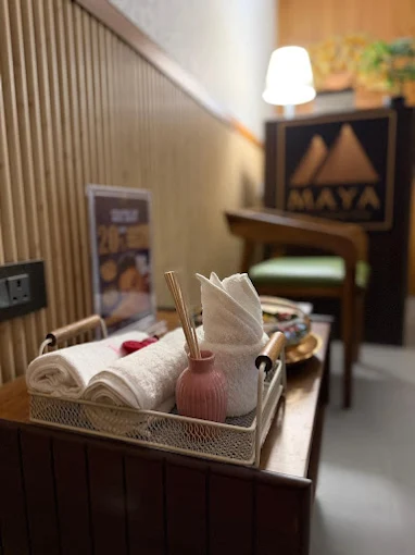Aroma diffuser tray with rolled towels