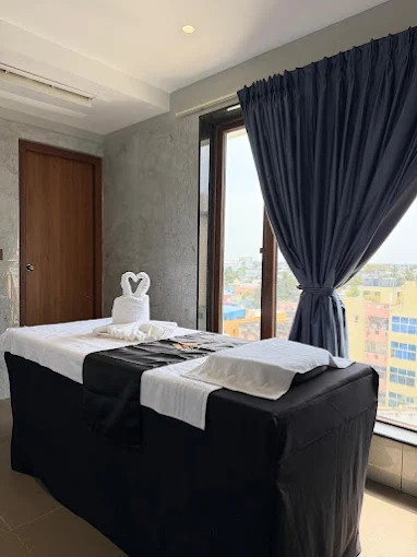 Massage bed with panoramic Pondicherry view